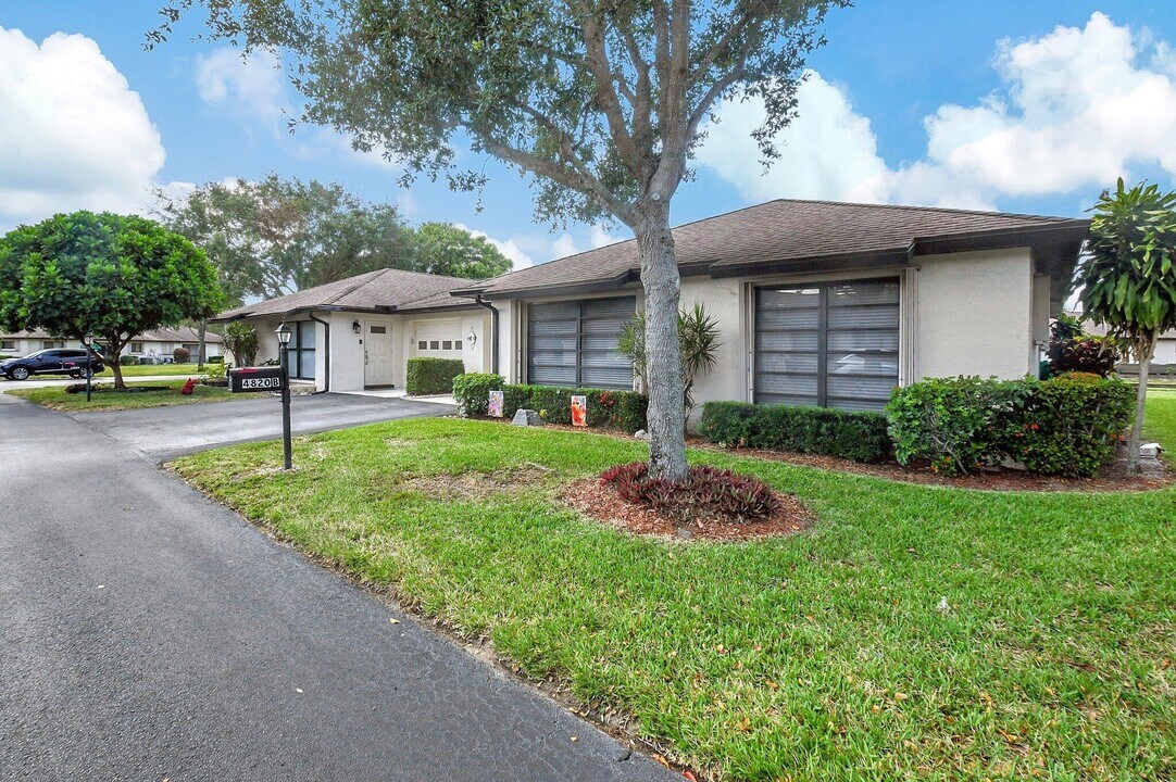 4820 Equestrian Cir in Boynton Beach, FL - Building Photo