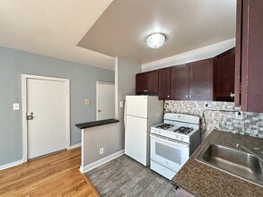 5662 N Ridge Ave, Unit E2 in Chicago, IL - Building Photo - Building Photo