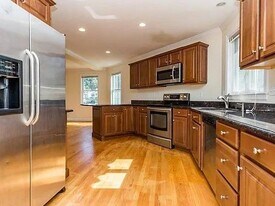 37 Hiawatha Ave in Waltham, MA - Building Photo
