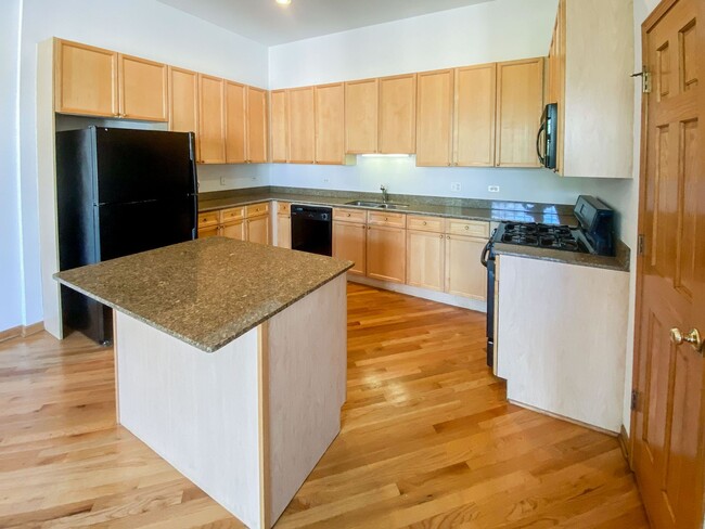 2535 N Southport Ave, Unit 2533-3N in Chicago, IL - Building Photo - Building Photo