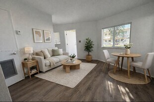 251 Hibiscus Dr in Miami Springs, FL - Building Photo