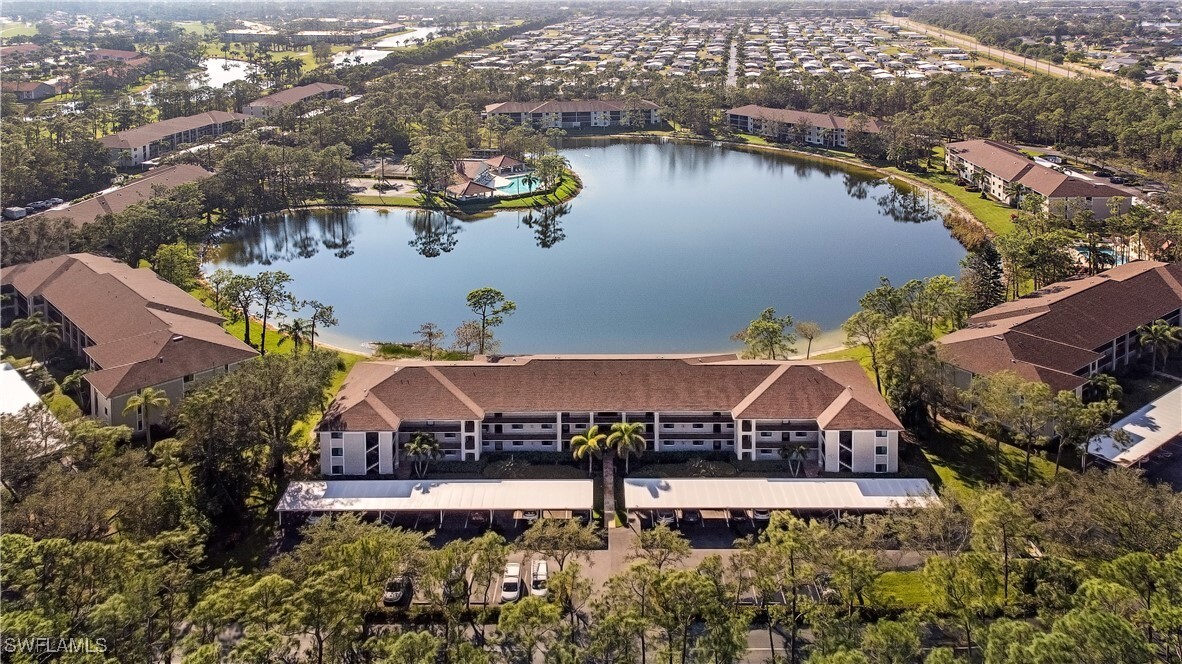 5724 Deauville Cir in Naples, FL - Foto de edificio