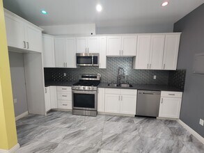 6827 Murietta Ave in Van Nuys, CA - Building Photo - Building Photo