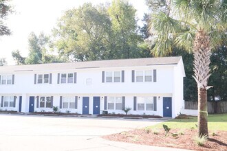 Oakleaf Townhomes in Mount Pleasant, SC - Building Photo - Building Photo