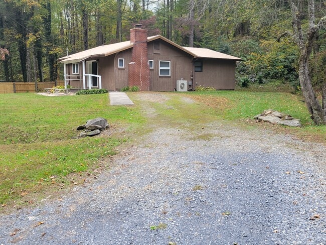 1061 Caldwell Dr in Maggie Valley, NC - Building Photo - Building Photo