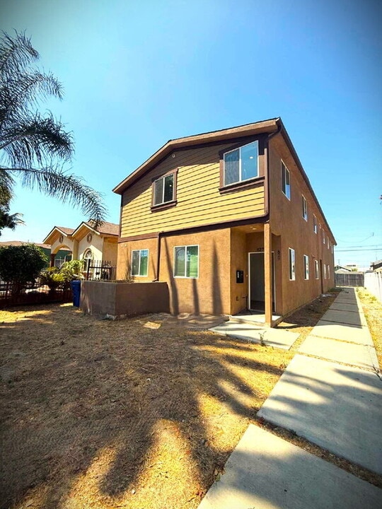 829 E 74th St in Los Angeles, CA - Building Photo
