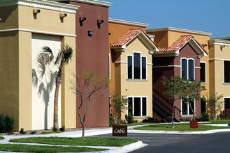 The District Apartments & SPA in McAllen, TX - Foto de edificio - Building Photo