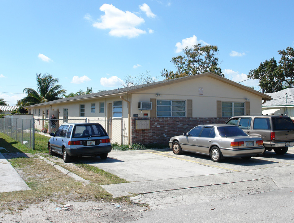 2440 Hayes St in Hollywood, FL - Building Photo