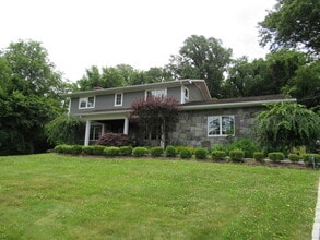 10 Foxwood Ln in Thornwood, NY - Building Photo - Building Photo