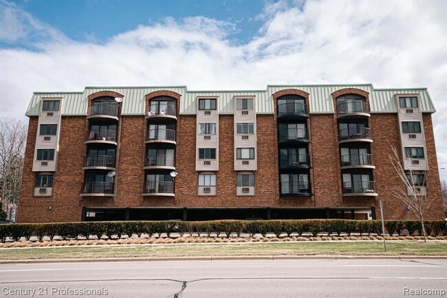 35300 Woodward Ave, Unit 406 in Birmingham, MI - Foto de edificio - Building Photo