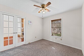 25 Regency Ln in Houston, TX - Building Photo - Building Photo