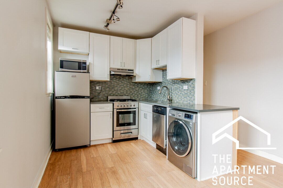 511 W Belmont Ave in Chicago, IL - Foto de edificio