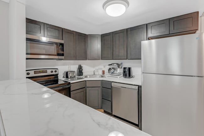 Llanerch Place Apartments in Drexel Hill, PA - Foto de edificio - Building Photo