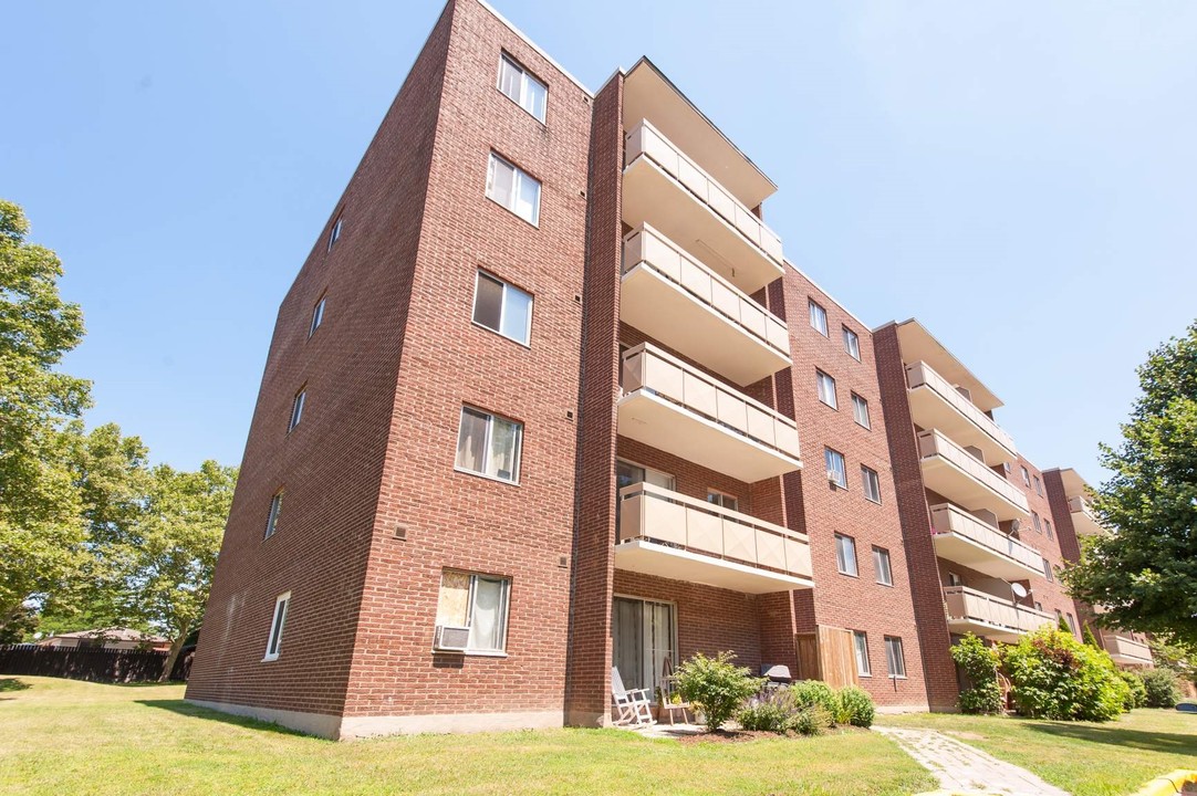 Heritage Place Apartments in Niagara Falls, ON - Building Photo