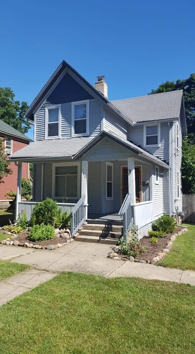 730 McCourtie St in Kalamazoo, MI - Foto de edificio