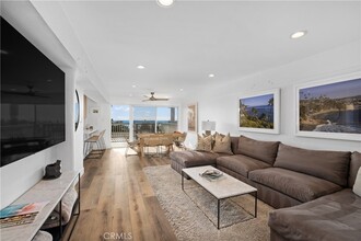 404 Loma Terrace, Unit B-303 in Laguna Beach, CA - Building Photo - Building Photo