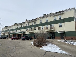 McComb Place in Stoughton, WI - Foto de edificio - Building Photo