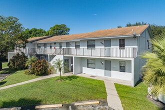 Lake Arjaro Apartments in West Palm Beach, FL - Foto de edificio - Building Photo