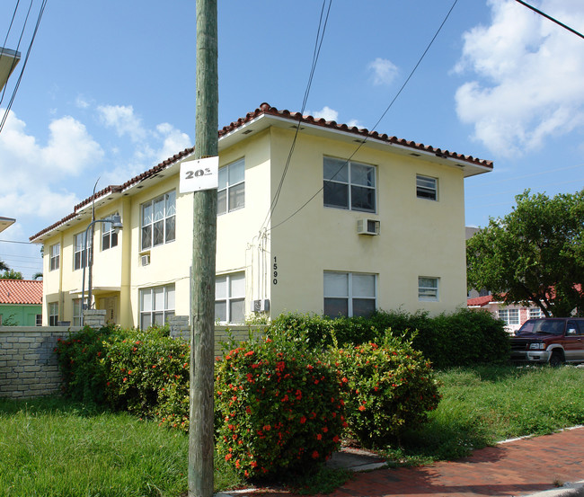 1590 SW 6th St in Miami, FL - Building Photo - Building Photo