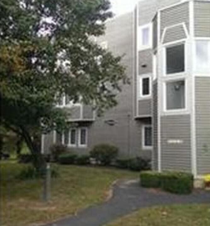 1410 Whitney Ave, Unit D1 in Hamden, CT - Building Photo