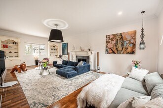 18 Cr East Gables in Beaconsfield, QC - Building Photo - Building Photo