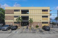 7845 NE Bayshore Ct in Miami, FL - Foto de edificio - Building Photo