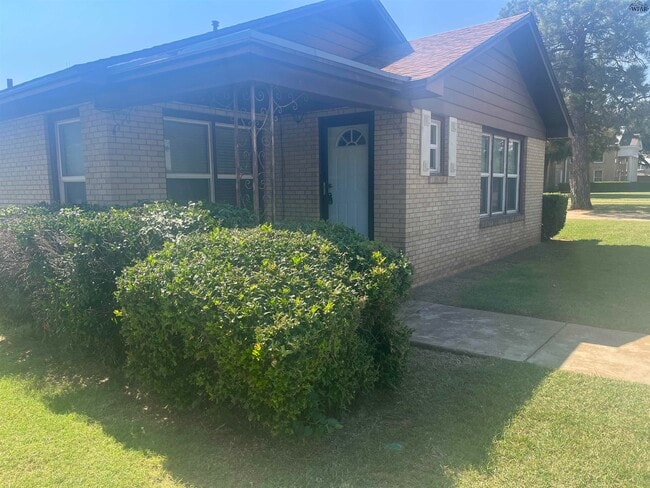 2015 E Bank St in Iowa Park, TX - Building Photo - Building Photo