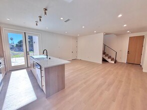 17852 Saticoy St in Los Angeles, CA - Building Photo - Building Photo