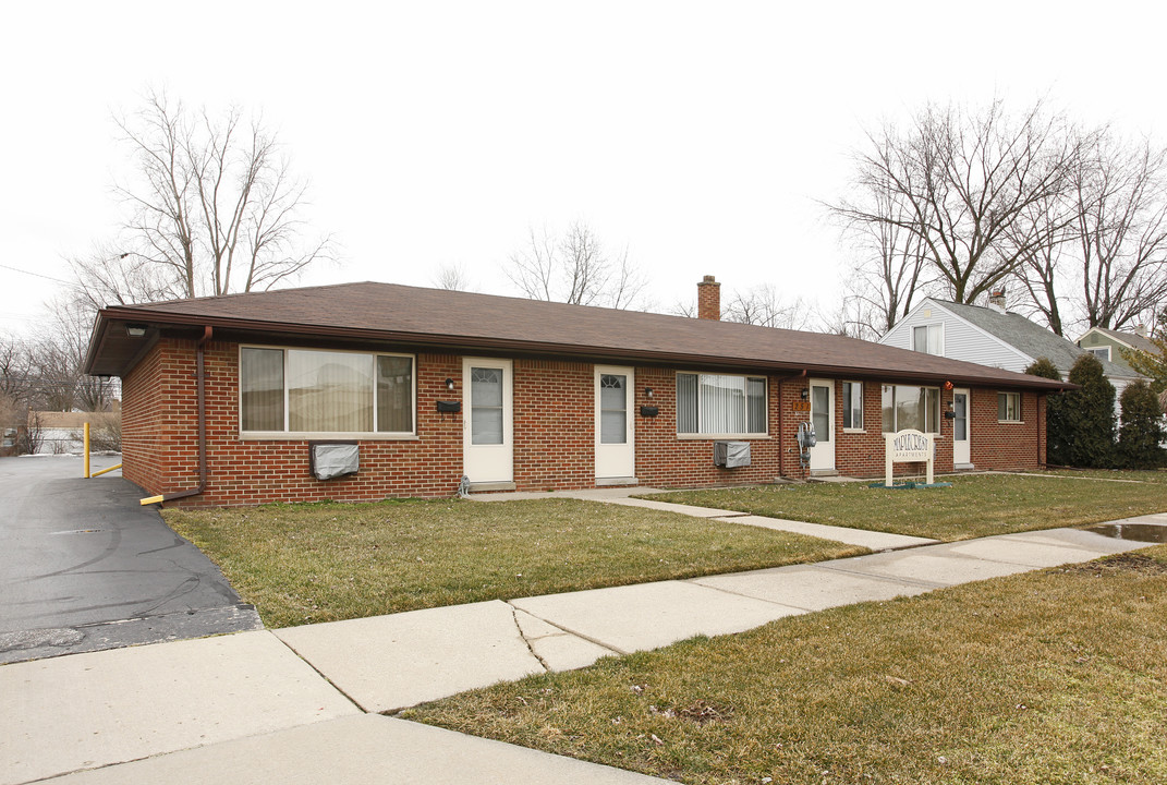 Maplecrest Apartments in Clawson, MI - Building Photo