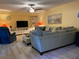 8010 80th Way in West Palm Beach, FL - Building Photo