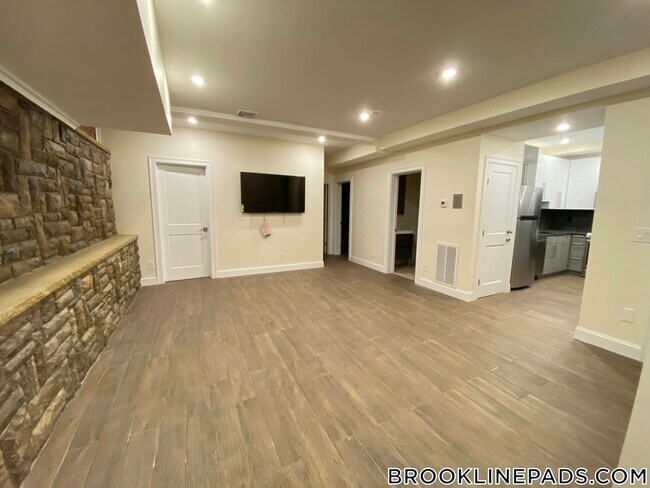 1616 Beacon St in Brookline, MA - Building Photo - Building Photo