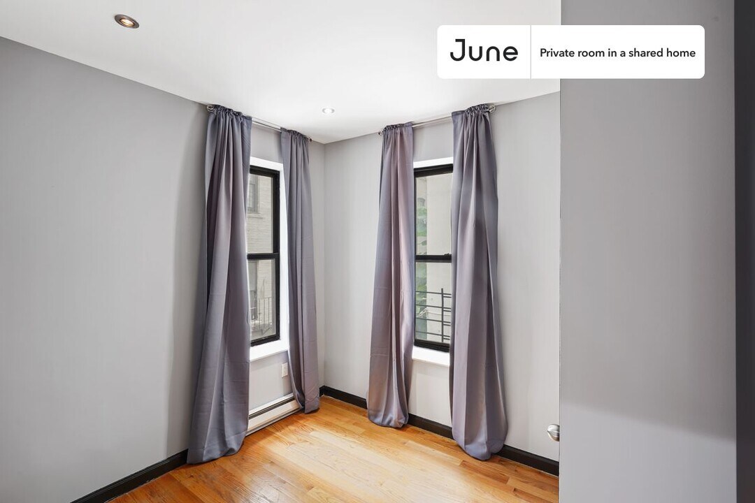 Private bedroom in 4 bed/1 bath Home in New York, NY - Building Photo
