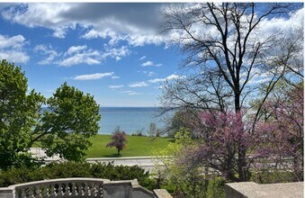 2025 E Greenwich Ave in Milwaukee, WI - Building Photo - Building Photo