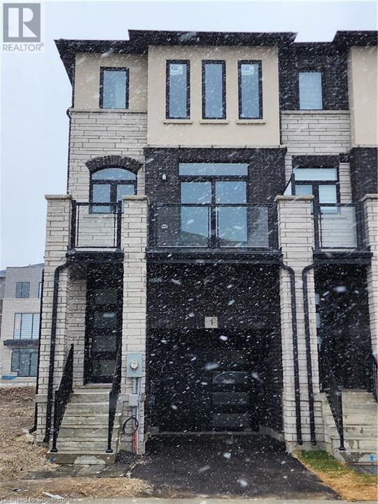 155 Equestrian Way in Cambridge, ON - Building Photo