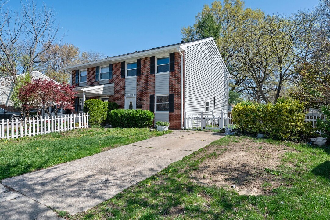 8575 Beacon Point Rd in Pasadena, MD - Building Photo
