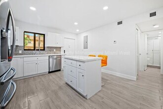 275 Gate Rd in Hollywood, FL - Building Photo - Building Photo