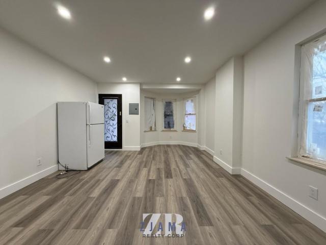 35 E 52nd St in Brooklyn, NY - Building Photo - Building Photo