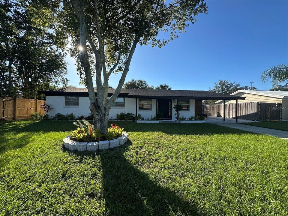 2044 Leisure Dr in Winter Haven, FL - Building Photo