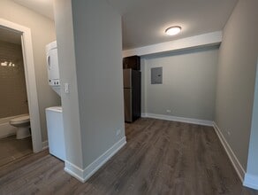 542 W Surf St, Unit 316 in Chicago, IL - Building Photo - Building Photo