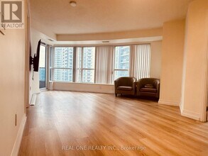 125 Village Green Square in Toronto, ON - Building Photo - Building Photo