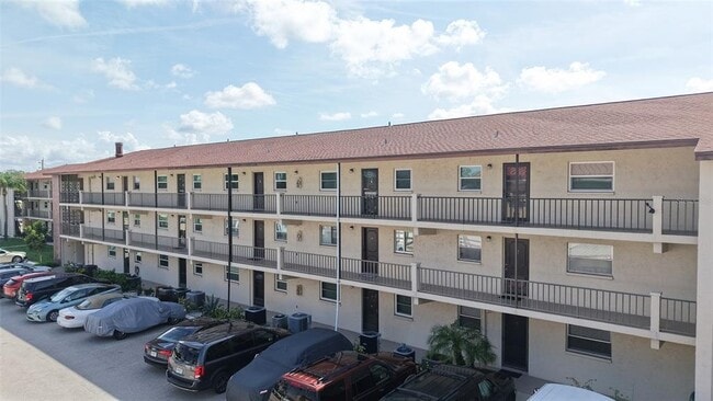 2220 Stickney Point Rd in Sarasota, FL - Building Photo - Building Photo