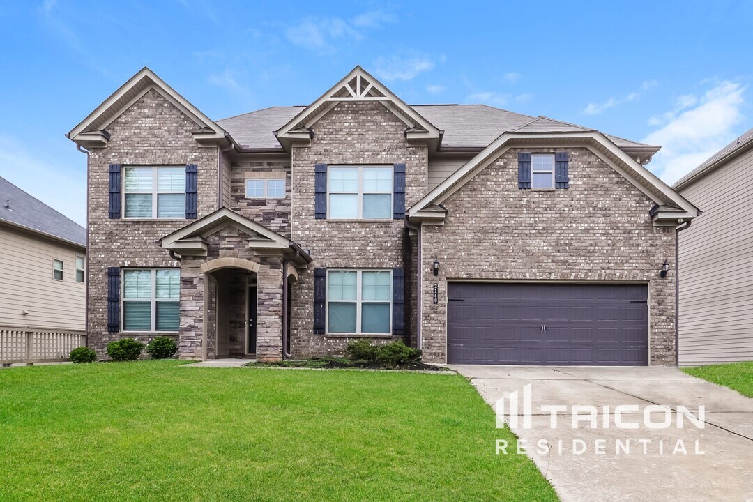 2140 Dodson Woods Dr in Fairburn, GA - Building Photo