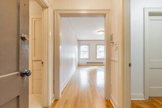 Davison Apartments in Seattle, WA - Building Photo - Interior Photo