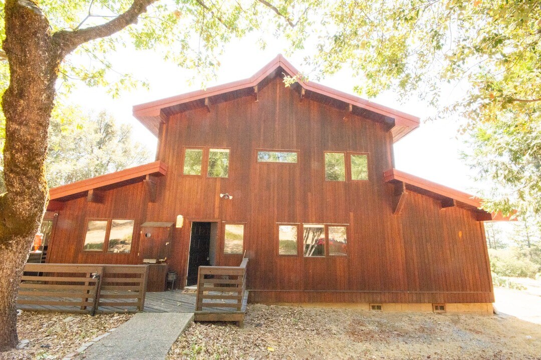 7770 Stephanie Ln in Somerset, CA - Building Photo