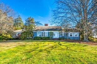 110 Hegemans Ln in Glen Head, NY - Building Photo