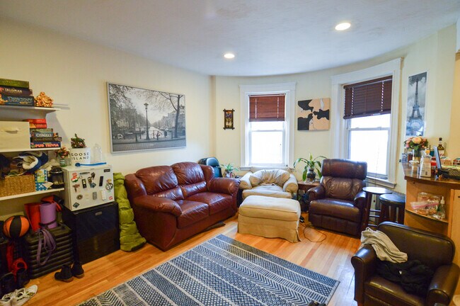 61 Babcock St, Unit 2nd floor in Brookline, MA - Building Photo - Building Photo