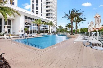 16385 Biscayne Blvd, Unit # 304 in Aventura, FL - Foto de edificio - Building Photo
