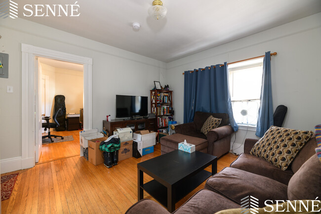 51 Laurel St, Unit 5 in Somerville, MA - Foto de edificio - Building Photo