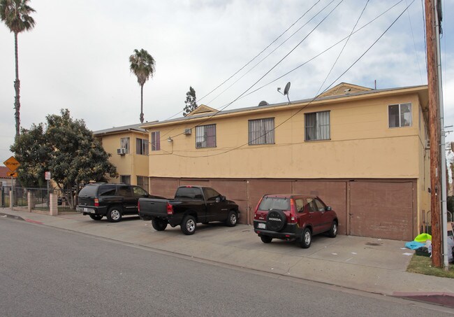 5915 Mayflower Ave in Maywood, CA - Foto de edificio - Building Photo