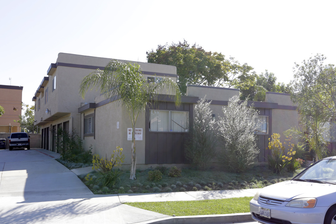 17252 Keelson Ln in Huntington Beach, CA - Foto de edificio